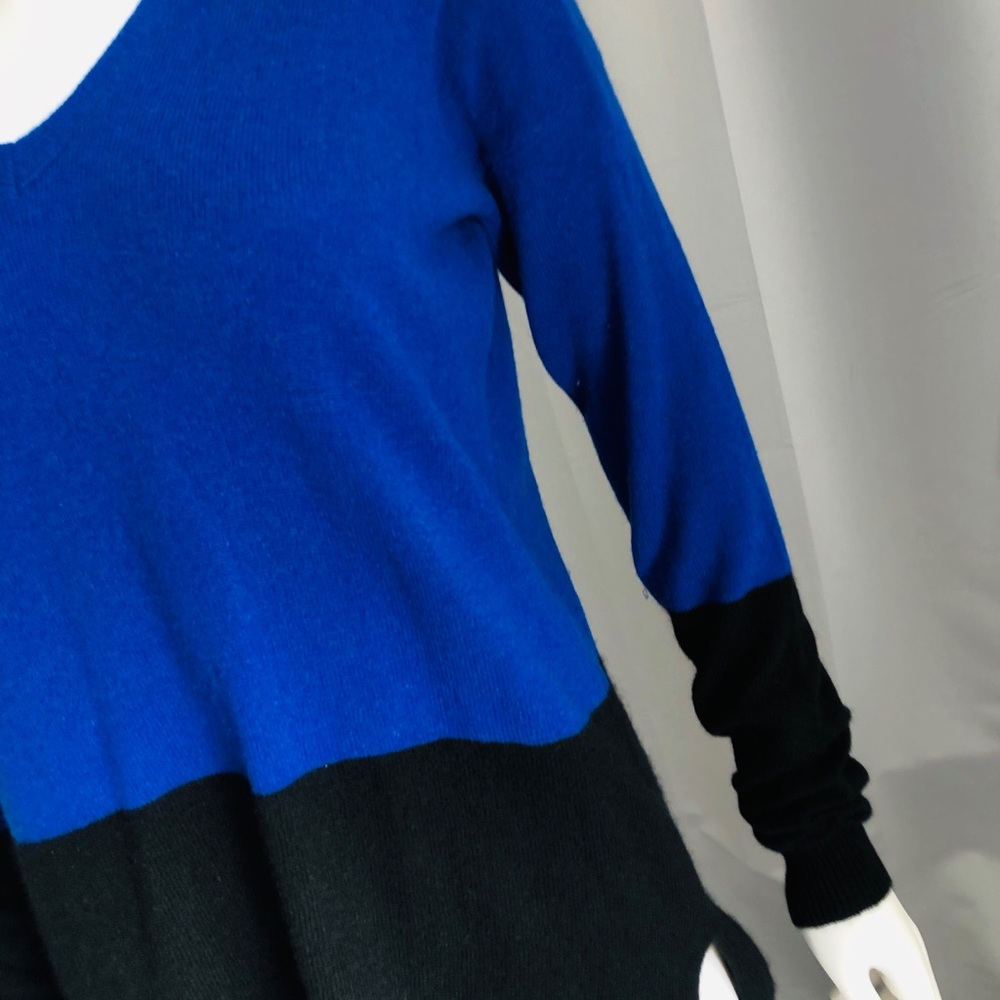 Line Sweater - Picture 4 of 6